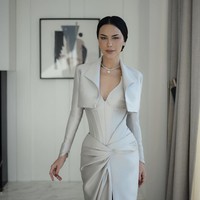 Penampilan Sophia Latjuba yang awet muda di usia 51 tahun pun mencuri perhatian. Seperti putrinya, sang aktris memakai gaun berwarna silver rancangan Hian Tjen selama pemberkatan. Foto: dok. Instagram @hiantjen