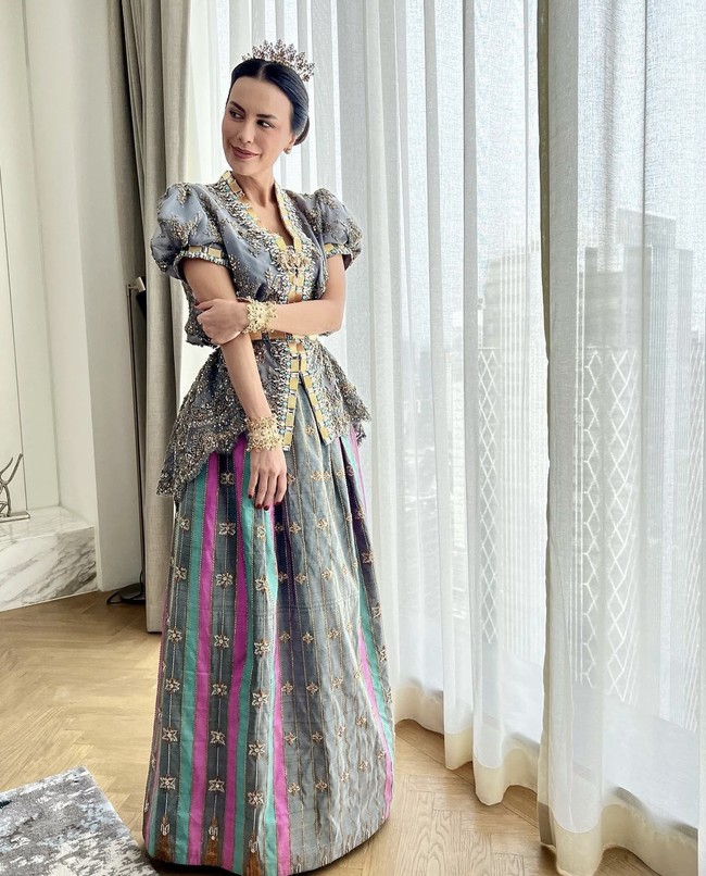 Untuk resepsi pernikahan putrinya, Sophia Latjuba memakai baju bodo rancangan Vera Anggraini yang memiliki sentuhan modern. Foto: dok. Instagram @veraanggraini_kebaya