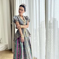 Untuk resepsi pernikahan putrinya, Sophia Latjuba memakai baju bodo rancangan Vera Anggraini yang memiliki sentuhan modern. Foto: dok. Instagram @veraanggraini_kebaya