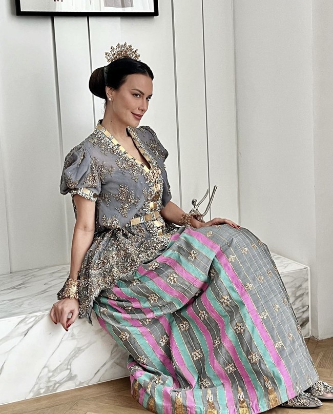 Penampilan Sophia Latjuba dipermanis dengan headpiece, brooch, dan bangles yang memperkuat nuansa adat Bugis. Foto: dok. Instagram @veraanggraini_kebaya