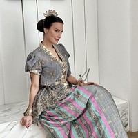 Penampilan Sophia Latjuba dipermanis dengan headpiece, brooch, dan bangles yang memperkuat nuansa adat Bugis. Foto: dok. Instagram @veraanggraini_kebaya