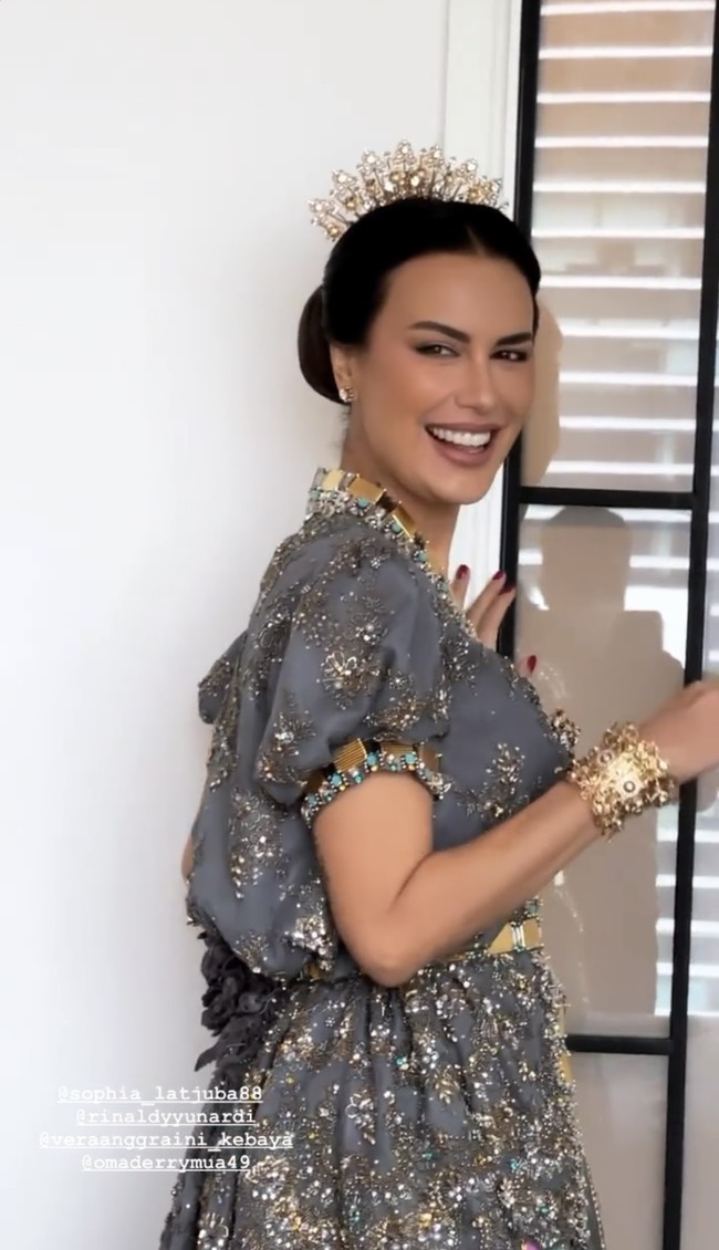 Dia pun mengubah tatanan rambutnya dengan sanggul yang lebih besar dan dikerjakan hair stylist Yez Hadjo. Foto: dok. Instagram @yezhadjohair