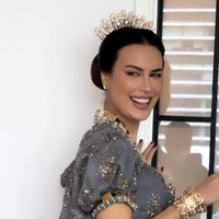 Dia pun mengubah tatanan rambutnya dengan sanggul yang lebih besar dan dikerjakan hair stylist Yez Hadjo. Foto: dok. Instagram @yezhadjohair