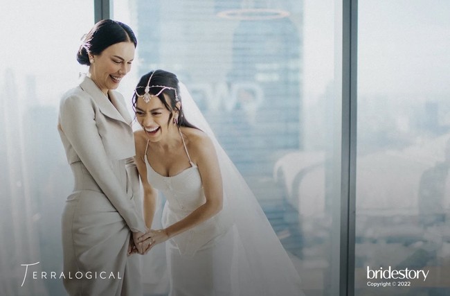 Sophia Latjuba mendampingi Eva Celia di hari bahagianya, Jumat (3/6/2022). Putri sulungnya resmi menikah dengan Demas Narawangsa setelah bertunangan. Foto: dok. Instagram @thebridestory