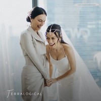 Sophia Latjuba mendampingi Eva Celia di hari bahagianya, Jumat (3/6/2022). Putri sulungnya resmi menikah dengan Demas Narawangsa setelah bertunangan. Foto: dok. Instagram @thebridestory