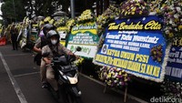 Karangan bunga tersebut diletakkan di pagar Rumdin Gubernur Jawa Barat.