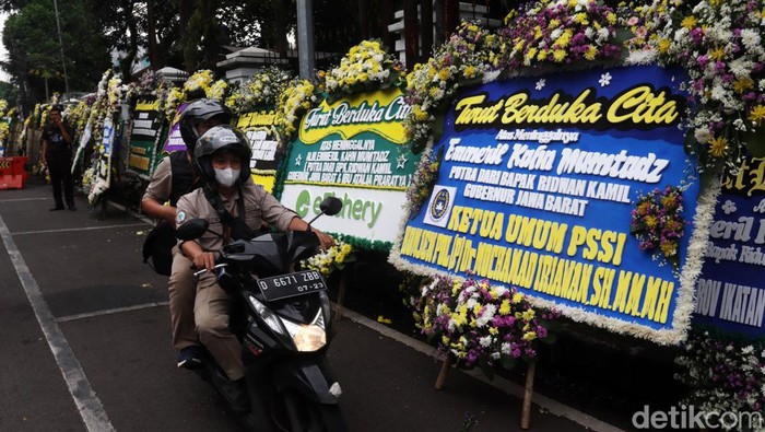 Anak sulung Ridwan Kamil, Emmeril Kahn Mumtadz telah dinyatakan meninggal dunia setelah hilang tenggelam di Sungai Aare, Swiss. Karangan bunga pun 'banjiri' Gedung Pakuan, Bandung.