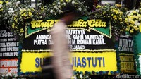 Karangan bunga itu dikirim oleh sejumlah pejabat di lingkungan Pemprov Jabar. 
