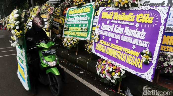 Anak sulung Ridwan Kamil, Emmeril Kahn Mumtadz telah dinyatakan meninggal dunia setelah hilang tenggelam di Sungai Aare, Swiss. Karangan bunga pun 'banjiri' Gedung Pakuan, Bandung.