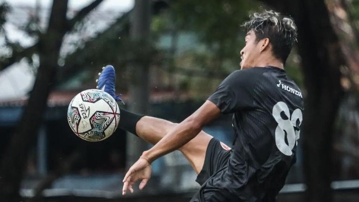 Gelandang PSM Makassar Akbar Tanjung saat latihan di Lapangan Bosowa Sport Center (BSC) Makassar.