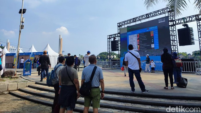 Giant screen di area Ancol Festival Formula E Jakarta.