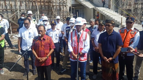 Gubernur Bali, Wayan Koster, mendampingi Menteri Perhubungan, Budi Karya Sumadi, dalam kunjungan mengecek progres pembangunan Pelabuhan Sanur, Denpasar, Bali, Sabtu (4/6/2022).