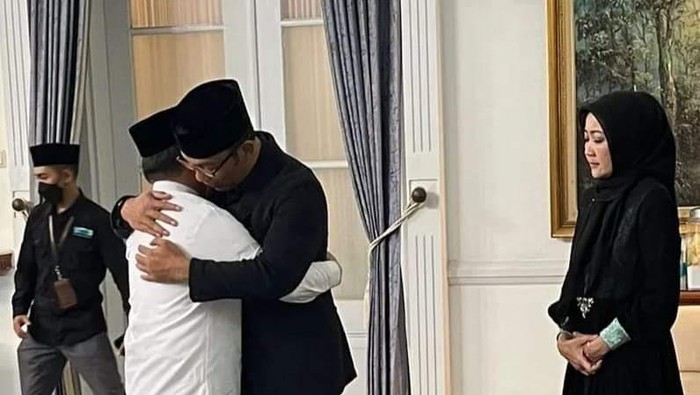 Gubernur Jambi Al Haris memeluk Ridwan Kamil yang tengah berduka