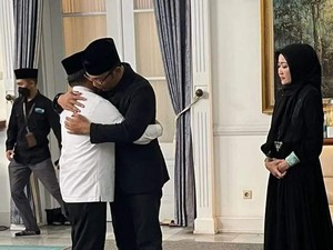 Momen Gubernur Jambi Peluk Ridwan Kamil yang Tengah Berduka