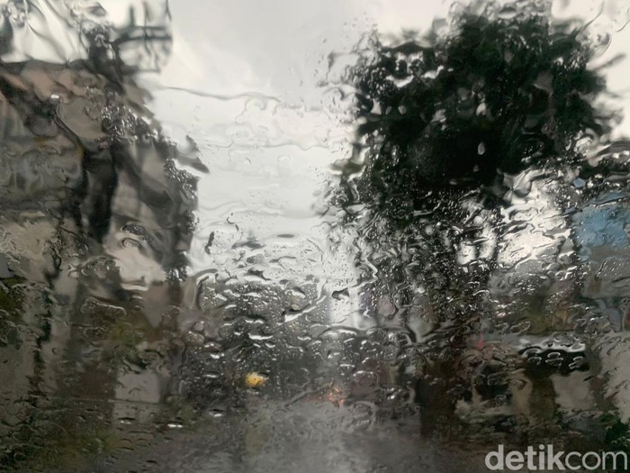 Ilustrasi hujan di Surabaya.