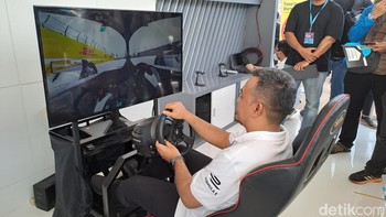 Ada banyak yang bisa dilakukan dengan jaringan 5G Indosat, salah satunya bermain simulasi balap mobil. Foto: Aisyah Kamaliah/detikINET