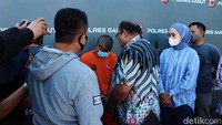 Dengan baju tahanan, kepalanya terlihat lebih sering menunduk di balik topeng yang menutupi wajahnya.