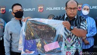 Yustian masuk bui usai dilaporkan AN, teman wanita yang baru saja dikenalnya via Facebook belum lama ini. Yustian dikabarkan hendak menjual AN kepada temannya yang berprofesi sopir truk dengan harga Rp 300 ribu untuk dijadikan budak seks.