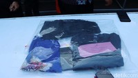 Polisi juga menunjukkan sejumlah barang bukti.