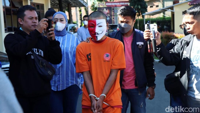 Ini Pemuda Garut yang Jual Teman Rp 300 Ribu ke Sopir Truk Polisi mengamankan IR alias Yustian, pria yang tega menjual teman gadis yang baru dia kenal kepada sopir truk. Yustian diamankan usai buron 2 bulan.