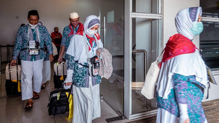 Indonesian pilgrims prepare to depart from Juanda International Airport in Surabaya on June 4, 2022, for the first time since the absence of the pilgrimage to Mecca in Saudi Arabia for several years during the Covid-19 coronavirus pandemic. (Photo by JUNI KRISWANTO / AFP)