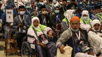 Jemaah haji kelompok terbang (kloter) 1 embarkasi haji Jakarta-Pondok Gede menunggu keberangkatan menuju Bandara Soekarno Hatta di Asrama Haji Pondok Gede, Jakarta, Sabtu (4/6/2022) dini hari. Antara Foto/Asprilla Dwi Adha.