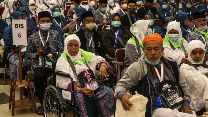 Jemaah Haji Kloter Pertama Jakarta Diberangkatkan ke Tanah Suci Jemaah haji kloter pertama dari DKI Jakarta telah diberangkatkan ke Tanah Suci. Keberangkatan jemaah haji dilepas oleh Menteri Agama Yaqut Cholil Qoumas.
