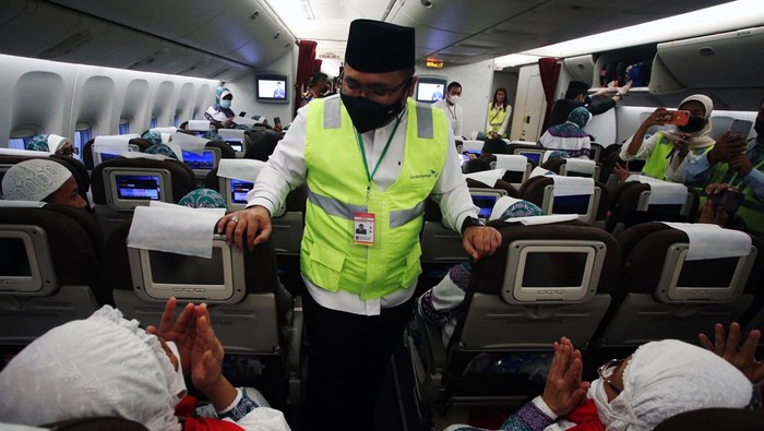 Jemaah haji kloter pertama dari DKI Jakarta telah diberangkatkan ke Tanah Suci. Keberangkatan jemaah haji dilepas oleh Menteri Agama Yaqut Cholil Qoumas.