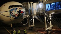 Para jemaah haji diberangkatkan ke tanah suci menggunakan pesawat Garuda Indonesia. Antara Foto/Muhammad Iqbal.