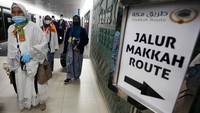 Jemaah haji diberangkatkan dari Bandara Soekarno Hatta, Tangerang, Banten, Sabtu (4/6/2022). Antara Foto/Muhammad Iqbal.