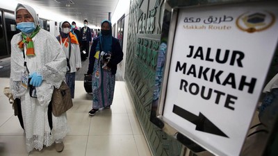 Jemaah Haji Kloter Pertama Jakarta Diberangkatkan ke Tanah Suci