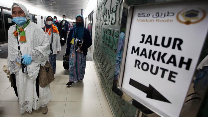 Jemaah haji kloter pertama dari DKI Jakarta telah diberangkatkan ke Tanah Suci. Keberangkatan jemaah haji dilepas oleh Menteri Agama Yaqut Cholil Qoumas.