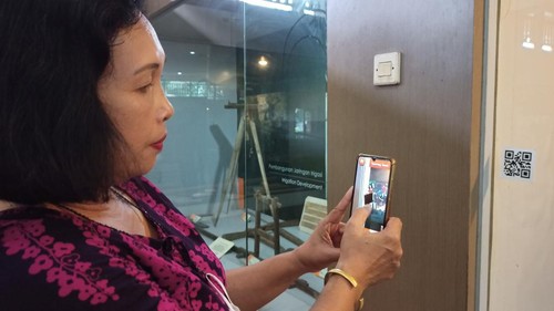 Kepala Museum Subak Tabanan, Ida Ayu Nyoman Ratna Pawitrani, menunjukkan tampilan AR pada salah satu koleksi.