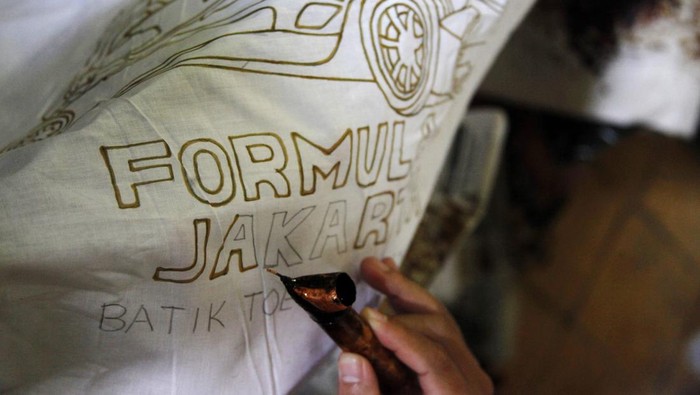 Penyandang disabilitas tuli Dyan Primadyka membuat batik tulis bermotif Formula E 2022 Jakarta di Mahkota Batik Laweyan, Solo, Jawa Tengah, Sabtu (4/6/2022). Batik tulis yang nantinya dijadikan sebagai bahan pakaian tersebut dibuat untuk memeriahkan acara balapan Formula E 2022 di Jakarta sekaligus mengenalkan karya batik dari komunitas perajin batik disabilitas tuli setempat. ANTARAFOTO/Maulana Surya/nym.
