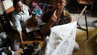 Dyan Primadyka membuat batik tulis bermotif Formula E 2022 Jakarta di Mahkota Batik Laweyan, Solo, Jawa Tengah, Sabtu (4/6/2022).