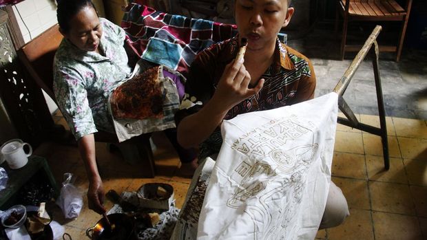 Penyandang disabilitas tuli Dyan Primadyka membuat batik tulis bermotif Formula E 2022 Jakarta di Mahkota Batik Laweyan, Solo, Jawa Tengah, Sabtu (4/6/2022). Batik tulis yang nantinya dijadikan sebagai bahan pakaian tersebut dibuat untuk memeriahkan acara balapan Formula E 2022 di Jakarta sekaligus mengenalkan karya batik dari komunitas perajin batik disabilitas tuli setempat. ANTARAFOTO/Maulana Surya/nym.