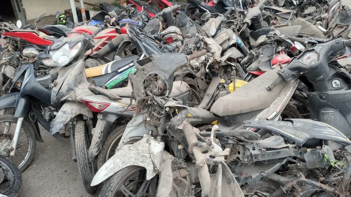 Kondisi kuburan motor bekas kecelakaan di Polres Metro Bekasi (Fakhri-detikcom)