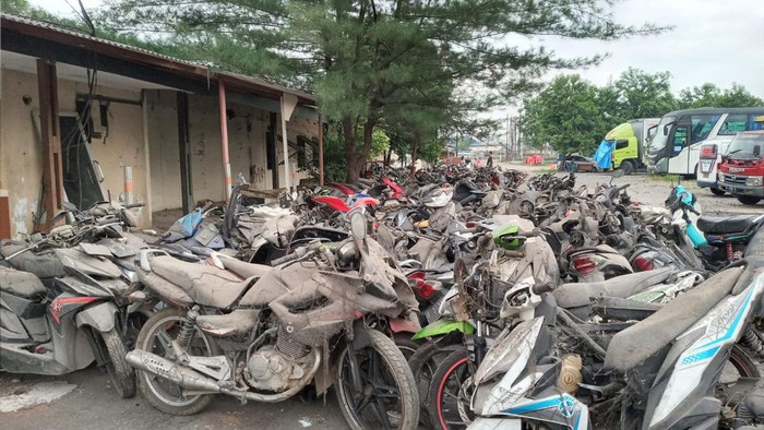 Kondisi kuburan motor bekas kecelakaan di Polres Metro Bekasi (Fakhri-detikcom)