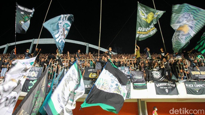 Laga uji coba PSS Sleman menjamu tamunya Bali United di Stadion Maguwoharjo, Sleman, Yogyakarta, Sabtu (4/6/2022). Laga uji yang diselenggarakan dengan suporter tersebut berakhir dengan skor 1-2 untuk kemenangan Bali United.