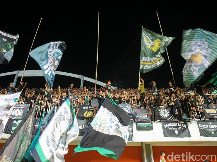 Laga uji coba PSS Sleman menjamu tamunya Bali United di Stadion Maguwoharjo, Sleman, Yogyakarta, Sabtu (4/6/2022). Laga uji yang diselenggarakan dengan suporter tersebut berakhir dengan skor 1-2 untuk kemenangan Bali United.