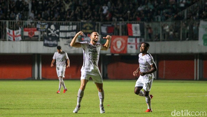 Laga uji coba PSS Sleman menjamu tamunya Bali United di Stadion Maguwoharjo, Sleman, Yogyakarta, Sabtu (4/6/2022). Laga uji yang diselenggarakan dengan suporter tersebut berakhir dengan skor 1-2 untuk kemenangan Bali United.