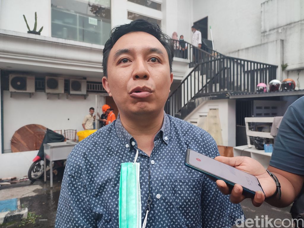 Lokasi kebakaran Hotel Mirah di Bogor dan Manager On Duty Hotel The Mirah, M Ihsan. (Rizky Adha Mahendra/detikcom)