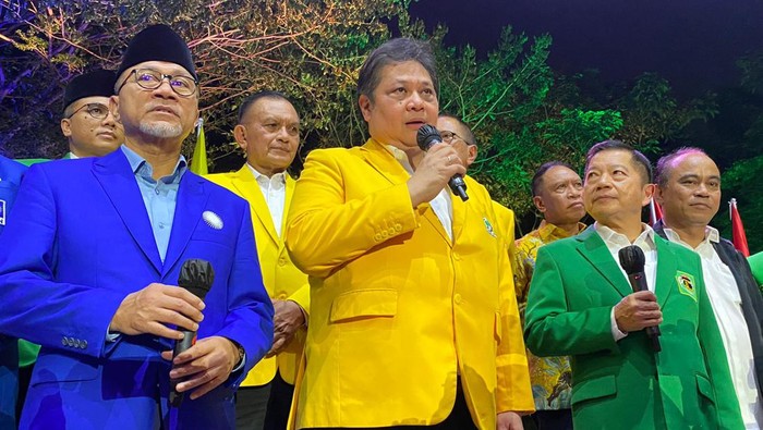Menteri Maritim dan Investasi Luhut Binsar Pandjaitan dan Ketua Umum Relawan Pro Jokowi (Projo) Budi Arie Setiadi turut hadir di Silahturahmi Nasional Koalisi Indonesia Bersatu. Luhut dan Budi Arie duduk sejajar dengan para ketua umum partai politik Koalisi Indonesia Bersatu.
