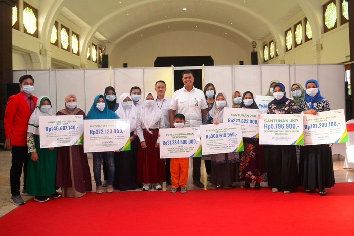 Maruf Amin Serahkan Santunan BPJS Ketenagakerjaan