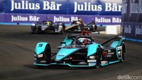 Mitch Evans adu cepat dengan para pebalap Formula E lainnya.