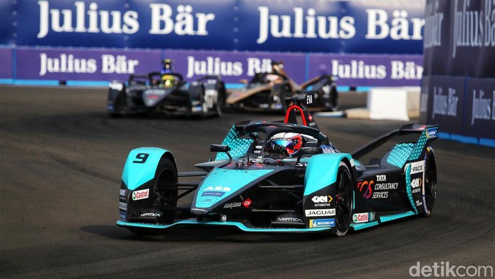 Melihat Lagi Aksi Juara Formula E Mitch Evans di JIEC Mitch Evans tampil sebagai pemenang Formula E Jakarta 2022. Yuk lihat lagi aksi-aksi pebalap tersebut hingga menjadi juara Formula E.