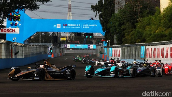 Mitch Evans tampil sebagai pemenang Formula E Jakarta 2022. Yuk lihat lagi aksi-aksi pebalap tersebut hingga menjadi juara Formula E.