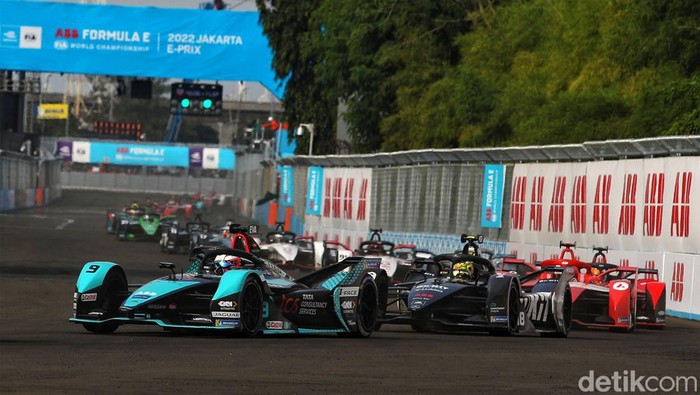 Melihat Lagi Aksi Juara Formula E Mitch Evans di JIEC Mitch Evans tampil sebagai pemenang Formula E Jakarta 2022. Yuk lihat lagi aksi-aksi pebalap tersebut hingga menjadi juara Formula E.