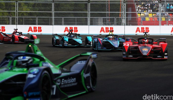 Mitch Evans tampil sebagai pemenang Formula E Jakarta 2022. Yuk lihat lagi aksi-aksi pebalap tersebut hingga menjadi juara Formula E.