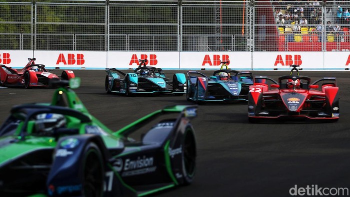 Mitch Evans tampil sebagai pemenang Formula E Jakarta 2022. Yuk lihat lagi aksi-aksi pebalap tersebut hingga menjadi juara Formula E.